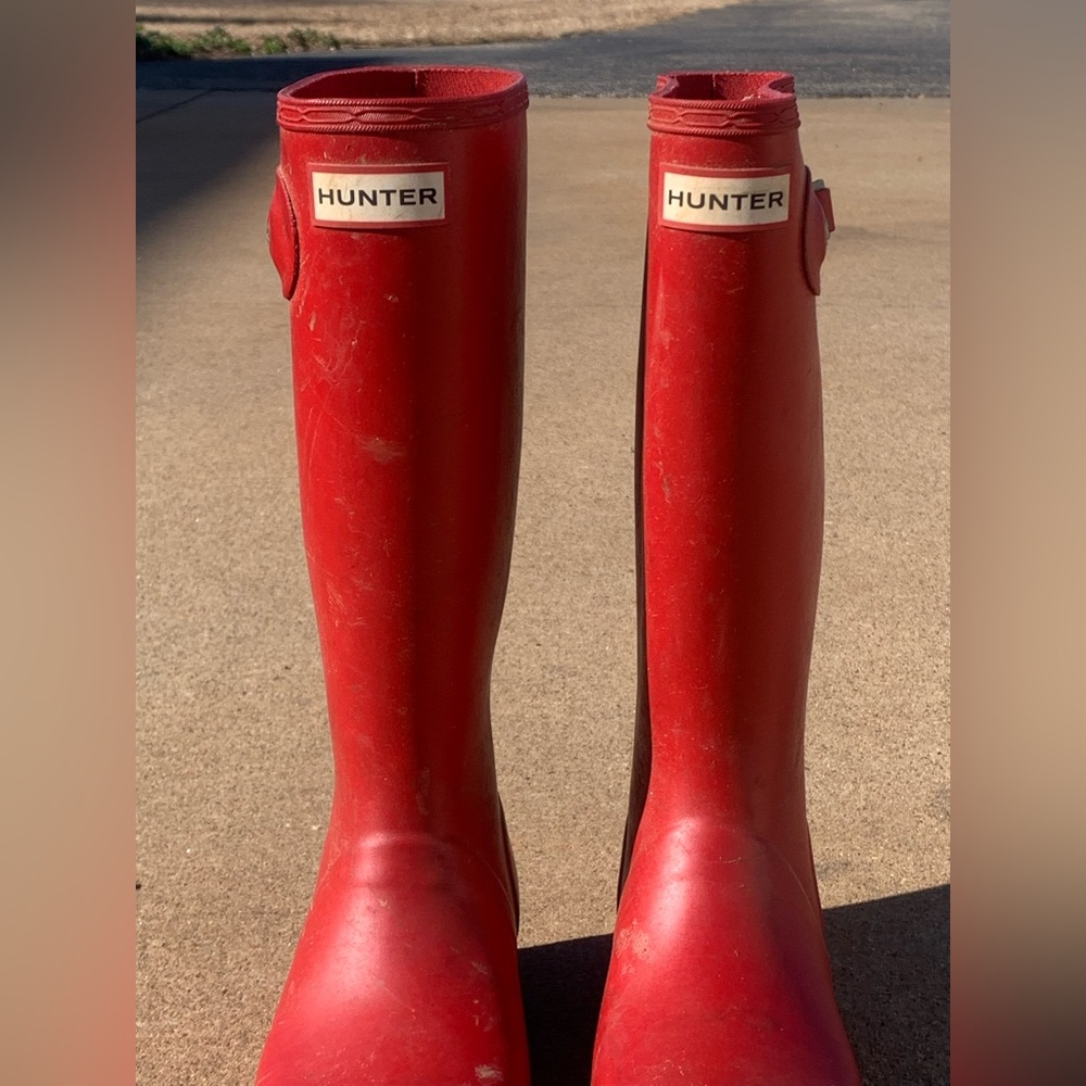 Size 5 girls Hunter boots.